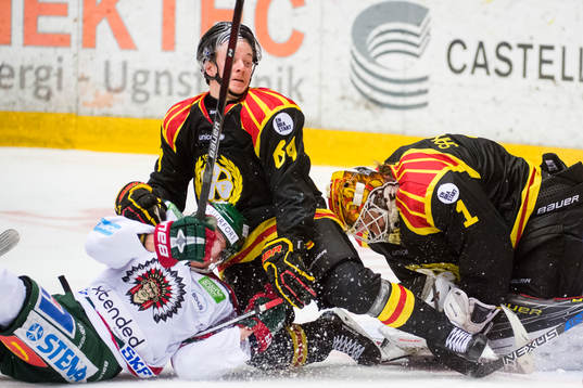 Brynäs Jonathan Pudas kolliderar med Brynäs målvakt