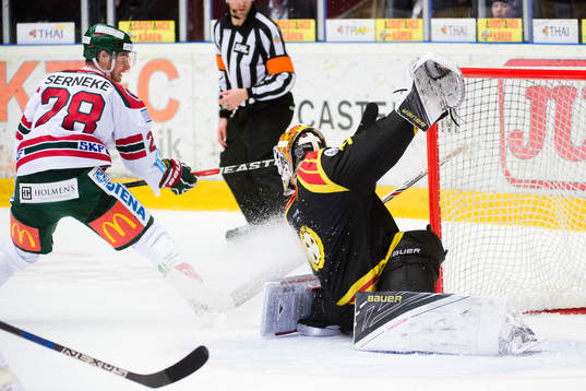 Brynäs målvakt Felix Sandström räddar skott från