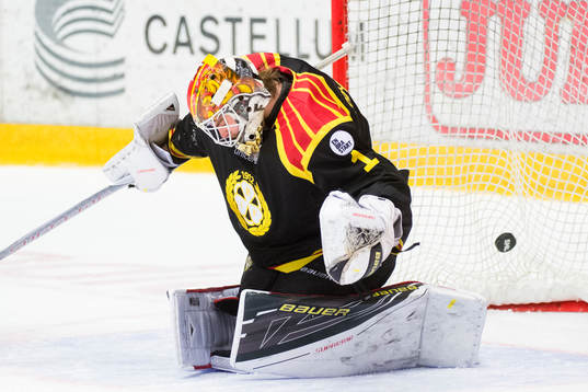 Brynäs målvakt Felix Sandström deppar