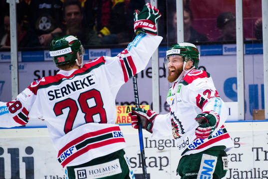 Frölundas Johan Sundström och Robin Figren jublar