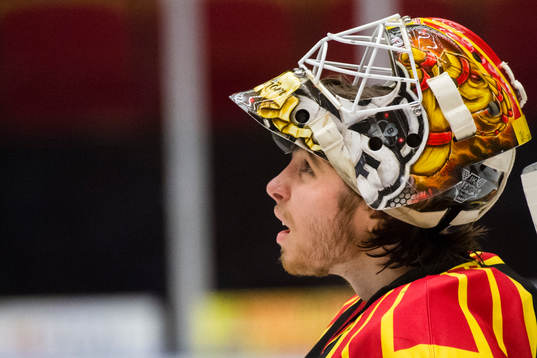 Brynäs målvakt Felix Sandström deppar