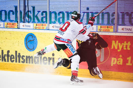 Frölundas Joel Lundqvist tacklar Brynäs Marc Zanetti