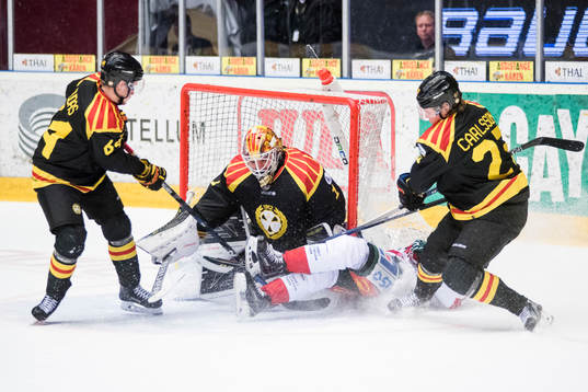 Brynäs Jonathan Pudas och Lucas Carlsson försvarar mot
