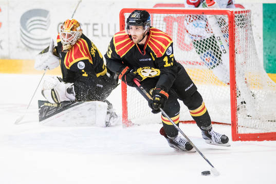 Brynäs målvakt Felix Sandström och Ryan Gunderson
