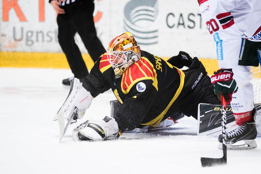 Brynäs målvakt Felix Sandström räddar skott