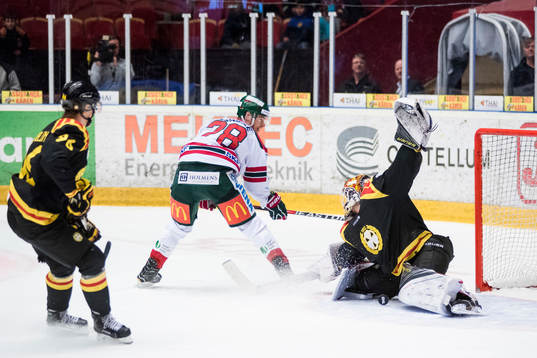 Brynäs målvakt Felix Sandström räddar skott från