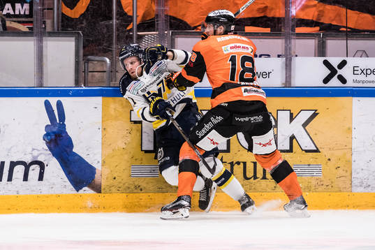 s Mattias Tedenby i närkamp