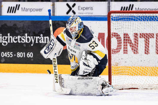 s målvakt Fredrik Pettersson-Wentzel räddar