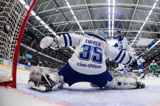 Rögles Cade Fairchild (ej i bild) gör 1-0 bakom Leksands