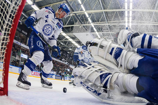 Leksands målvakt Atte Engren med en räddning