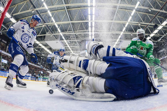 Leksands målvakt Atte Engren med en räddning