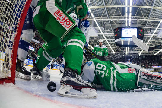 Leksands Oskar Lang gör 1-2 bakom Rögles målvakt Anders