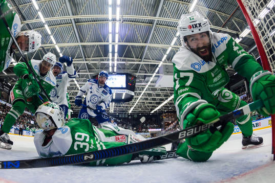 Leksands Oskar Lang gör 1-2 bakom Rögles målvakt Anders
