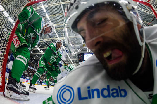 Rögles Taylor Matson slänger sig in i målet för att