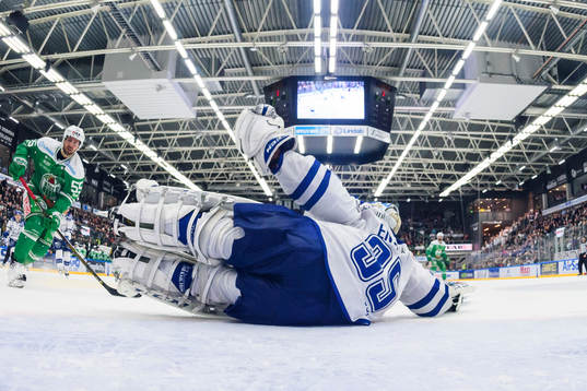Leksands målvakt Atte Engren med en räddning