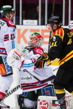 Frölundas målvakt Dan Bakala deppar samtidigt som Brynäs