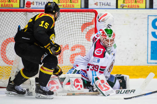 Brynäs Simon Bertilsson med målchans på Frölundas
