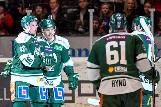 Färjestads Alexander Johansson jublar med lagkamrater