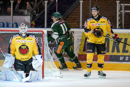 Luleås målvakt Filip Gustavsson och Pontus Själin deppar