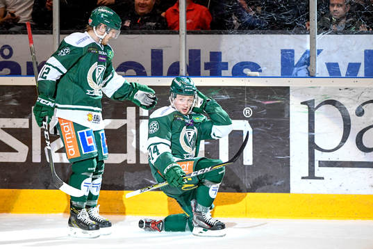 Färjestads Rasmus Asplund jublar