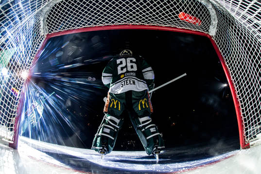 Färjestads målvakt Stefan Steen innan ishockeymatchen i