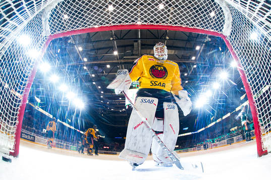 Luleås målvakt Filip Gustavsson deppar