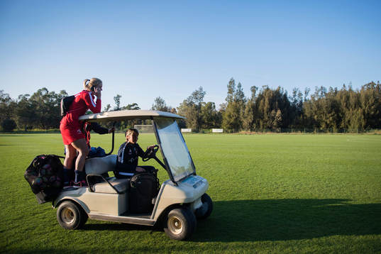 Norska spelare åker en golfbil