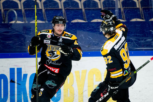 Panterns Johan Björk jublar mot Panterns Dennis Svensson