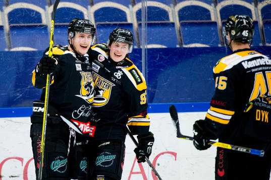 Panterns Johan Björk och Panterns Dennis Svensson jublar