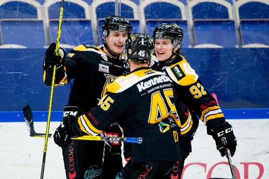 Panterns Johan Björk och Panterns Dennis Svensson jublar