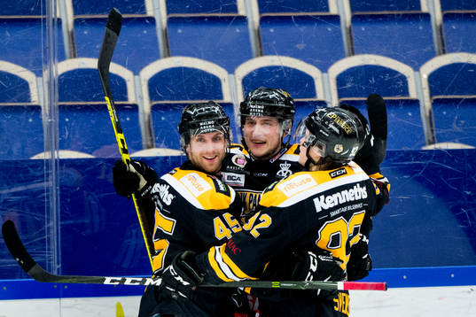 Panterns Johan Björk och Panterns Dennis Svensson jublar