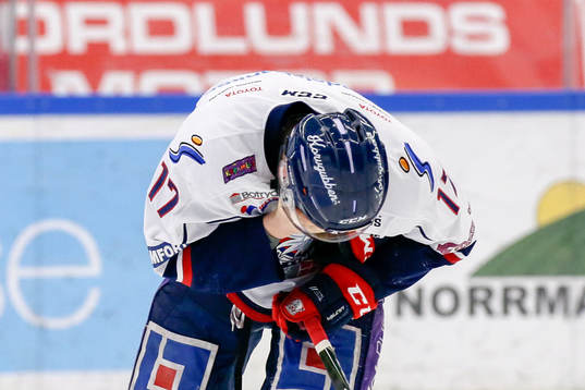 Linköpings Henrik Törnqvist tar sig mot ansiktet