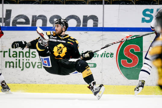 Skellefteås Bud Holloway åker på en tackling