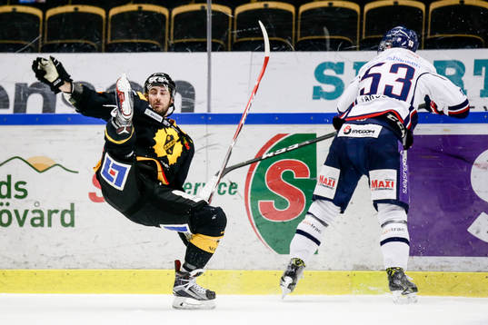 Skellefteås Bud Holloway åker på en tackling från