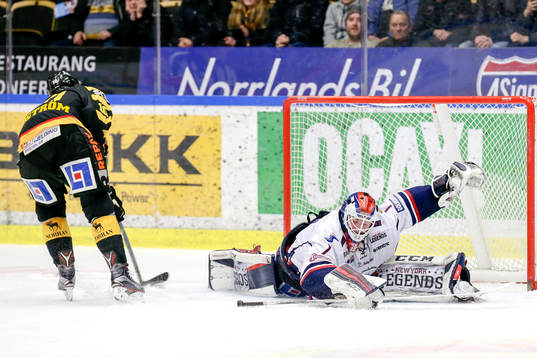 Skellefteås Joakim Lindström gör 1-0 på straff bakom