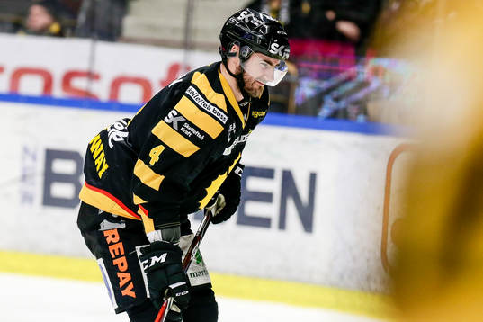 Skellefteås Bud Holloway grinar illa