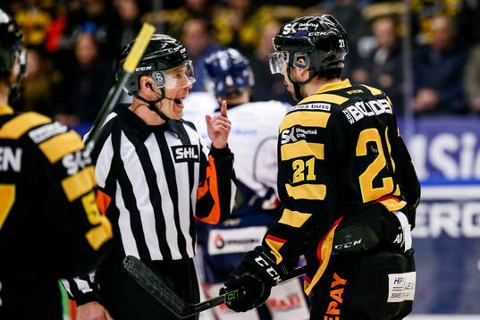 Skellefteås Jimmie Ericsson pratar med Domare Tobias Björk