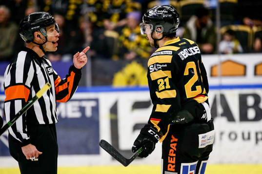 Skellefteås Jimmie Ericsson pratar med Domare Tobias Björk