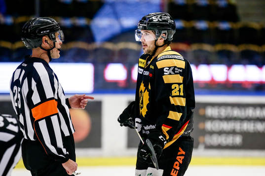 Skellefteås Jimmie Ericsson pratar med Domare Tobias Björk