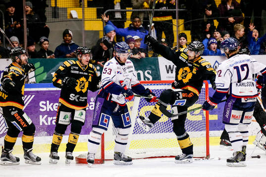 Skellefteås Jimmie Ericsson jublar när han gör mål