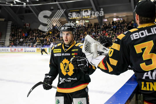 Skellefteås Joakim Lindström jublar