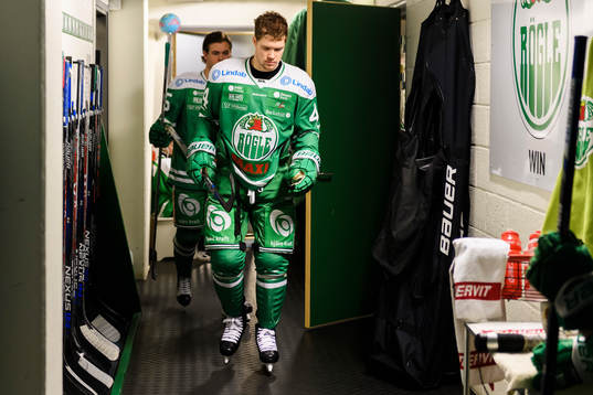Rögles Matt Fraser på väg till isen