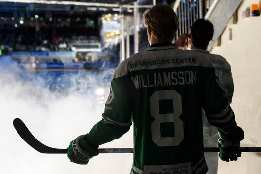 Rögles Jesper Williamsson väntar på att åka in på isen