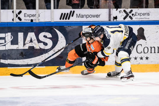 s Martin Thörnberg och Karlskronas Victor Aronsson i kamp