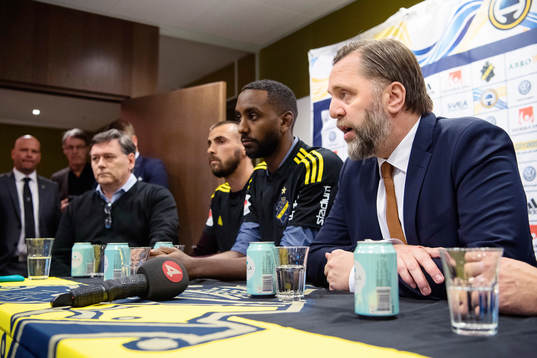 s sportchef presenterar de nya spelarna Sulejman Krpic och