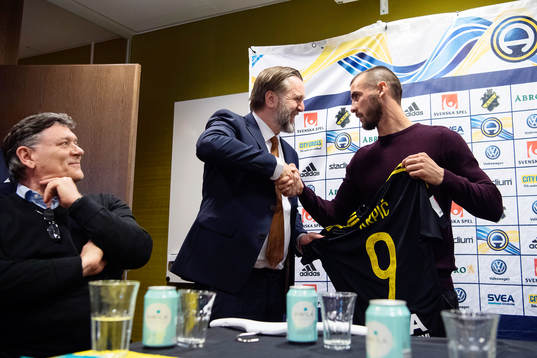 s VD tar i hand med nya spelaren Sulejman Krpic