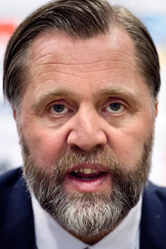 s sportchef Björn Wesström presenterar de nya spelarna