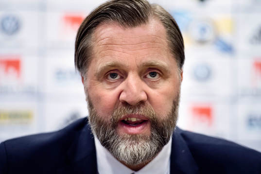 s sportchef Björn Wesström presenterar de nya spelarna