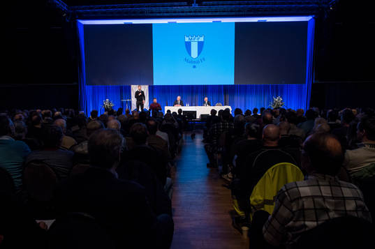 Tränaren Magnus Pehrsson talar