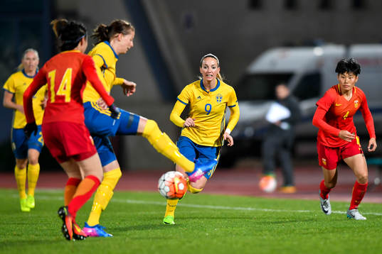 Kinas Zhao Rong och Sveriges Lotta Schelin  och Kosovare